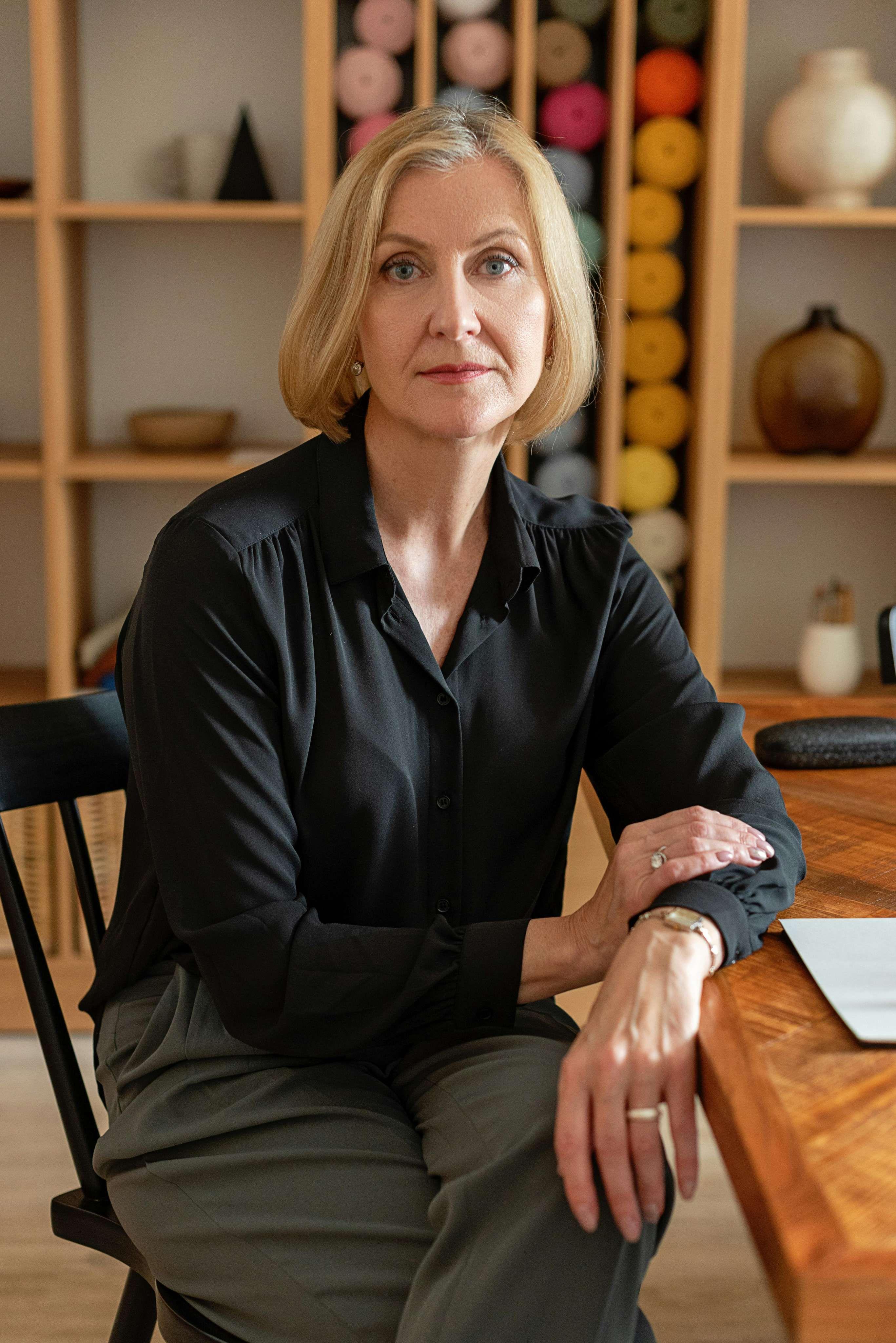 Femme blonde assise à son bureau